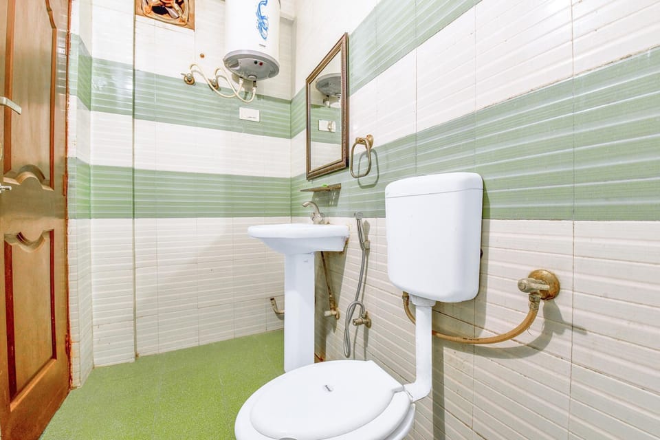 Shower, rainfall showerhead, free toiletries, towels