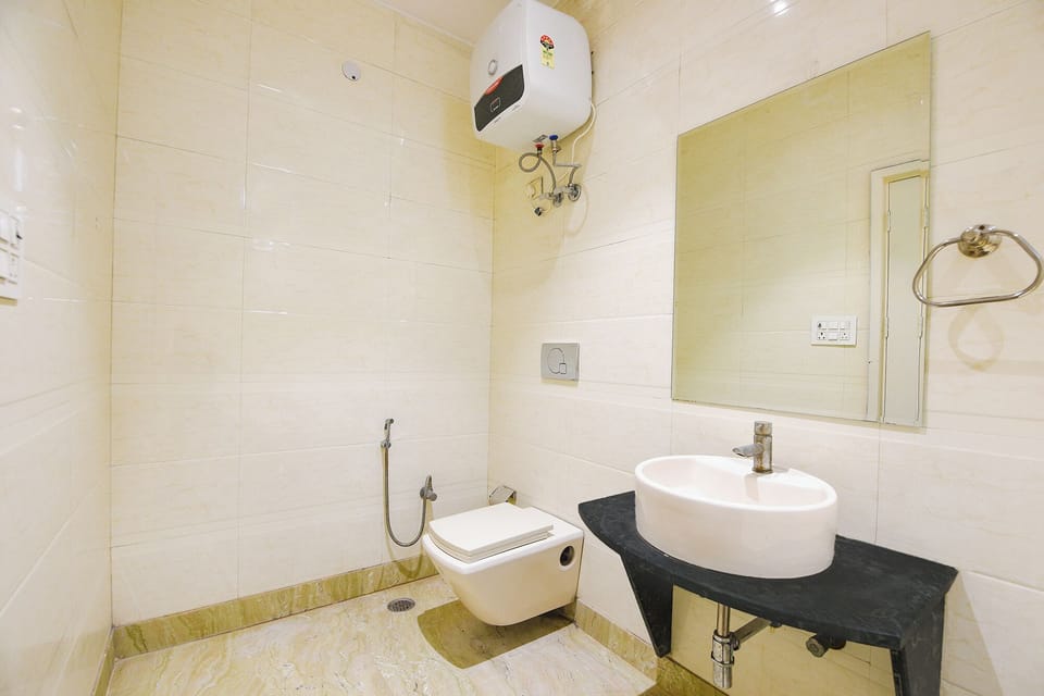 Shower, rainfall showerhead, free toiletries, towels