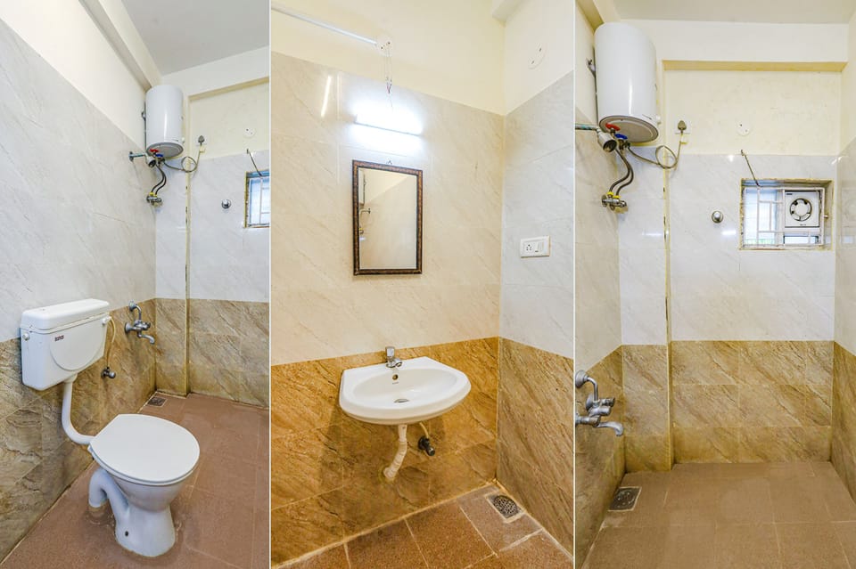 Deluxe Room | Bathroom | Shower, rainfall showerhead, free toiletries, towels