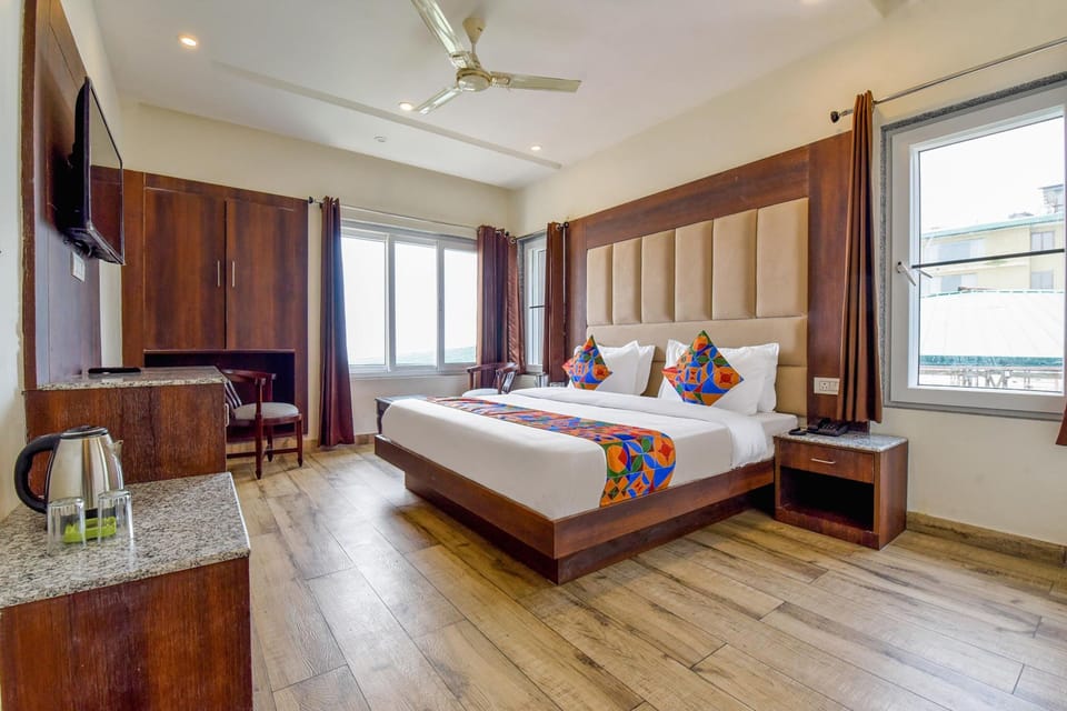 Luxury Suite | Egyptian cotton sheets, premium bedding, in-room safe, free WiFi
