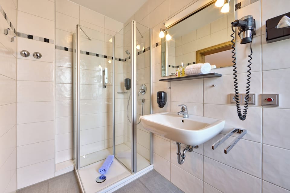 Comfort Double Room | Bathroom | Shower, hair dryer, towels, soap