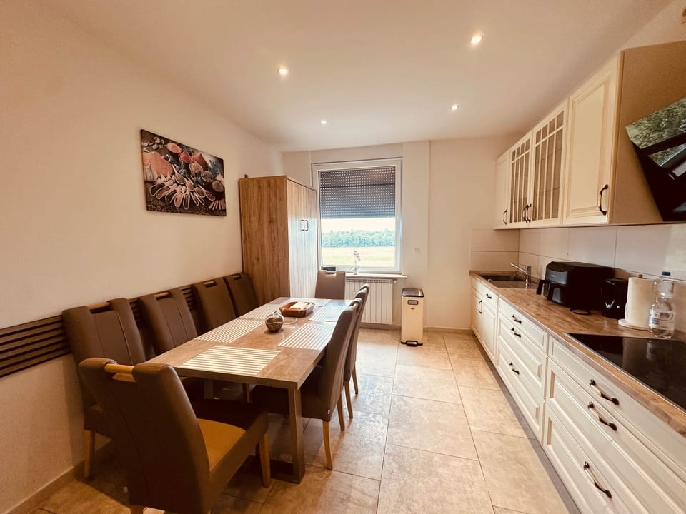 Fully equipped kitchen with dining area and view of the greenery