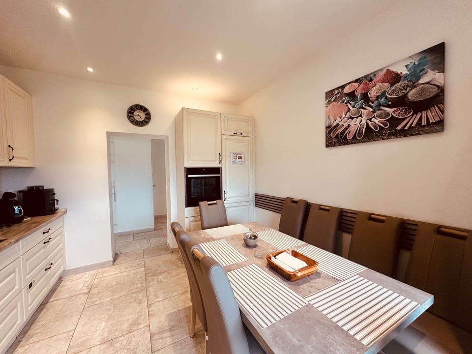 Bright dining area in the kitchen of the 150 m² apartment