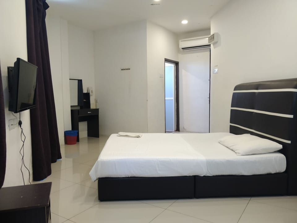 Deluxe Double Room | Laptop workspace, WiFi (free), bed sheets