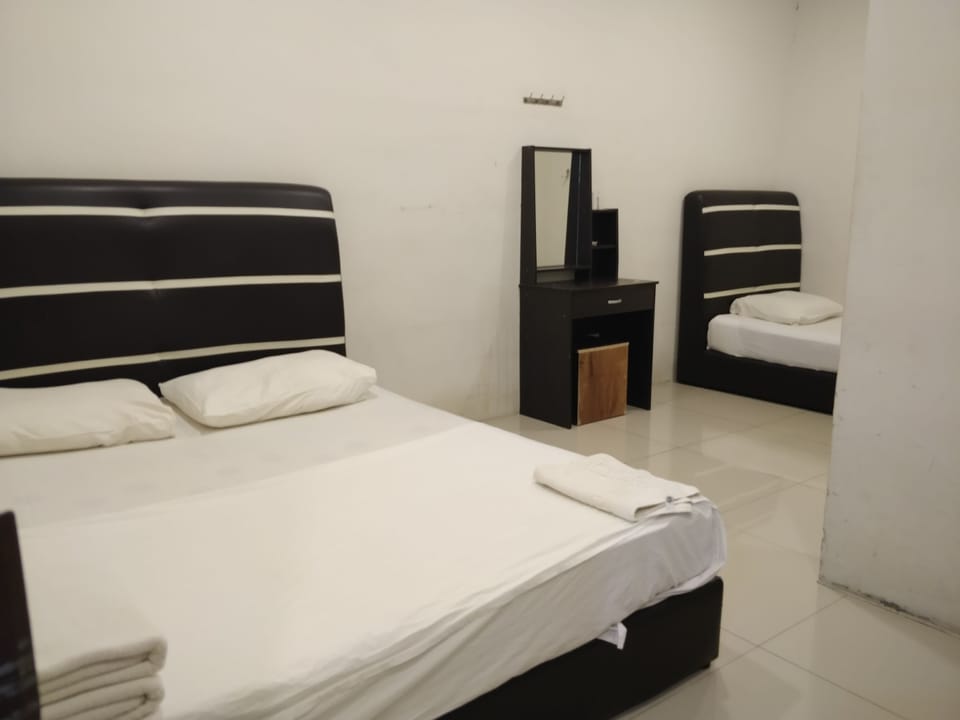 Deluxe Triple Room | Laptop workspace, WiFi (free), bed sheets