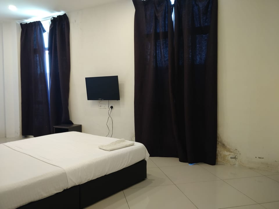Deluxe Double Room | Laptop workspace, WiFi (free), bed sheets