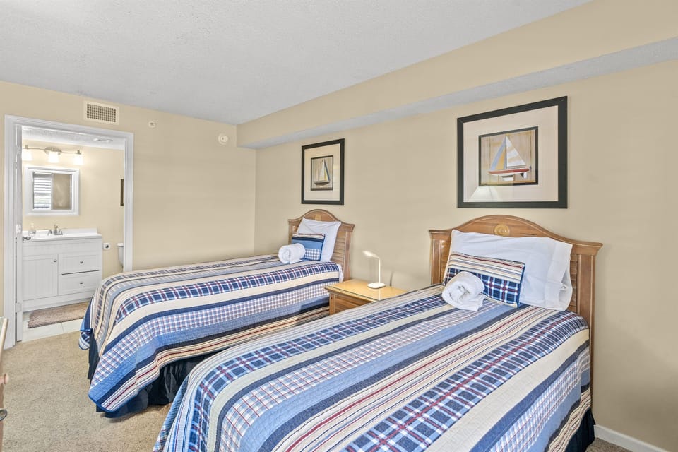 Twin beds in 3rd bedroom