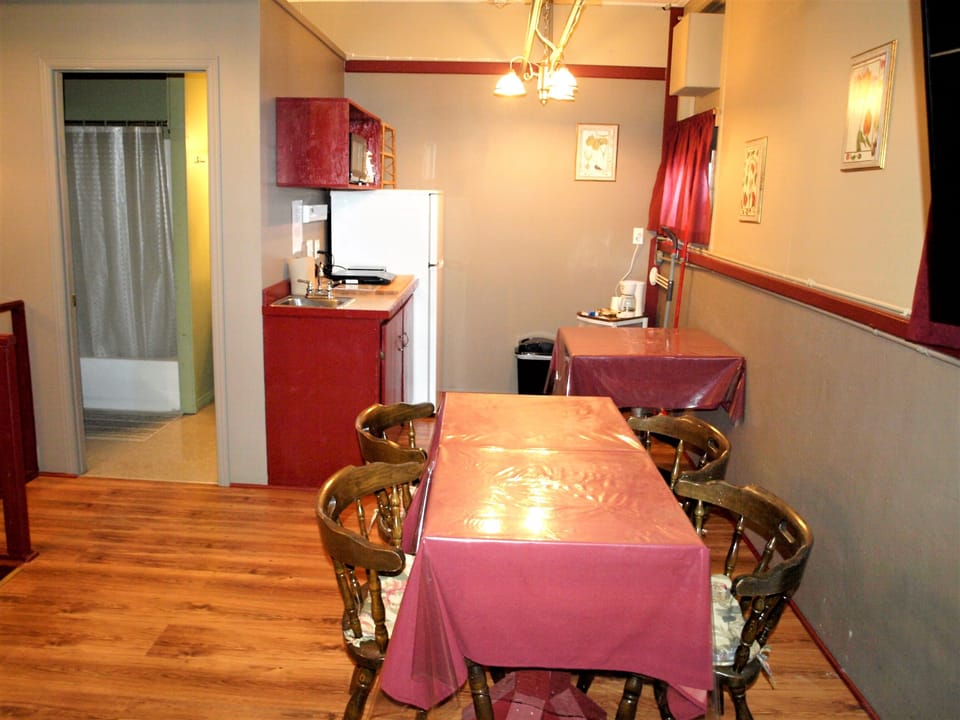 Superior Studio, Multiple Beds, Private Bathroom, Sea View | Private kitchen | Microwave, coffee/tea maker