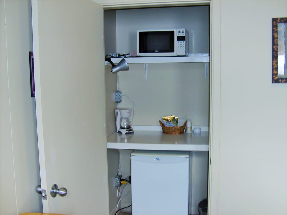 Comfort Suite, 1 Bedroom, Private Bathroom, Hill View | Private kitchenette | Microwave, coffee/tea maker