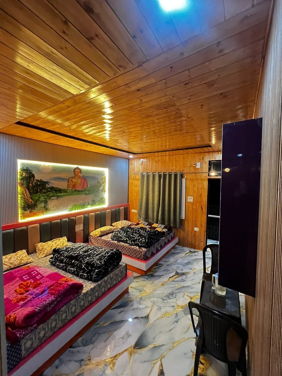 Family Room | Desk, laptop workspace, soundproofing, free WiFi