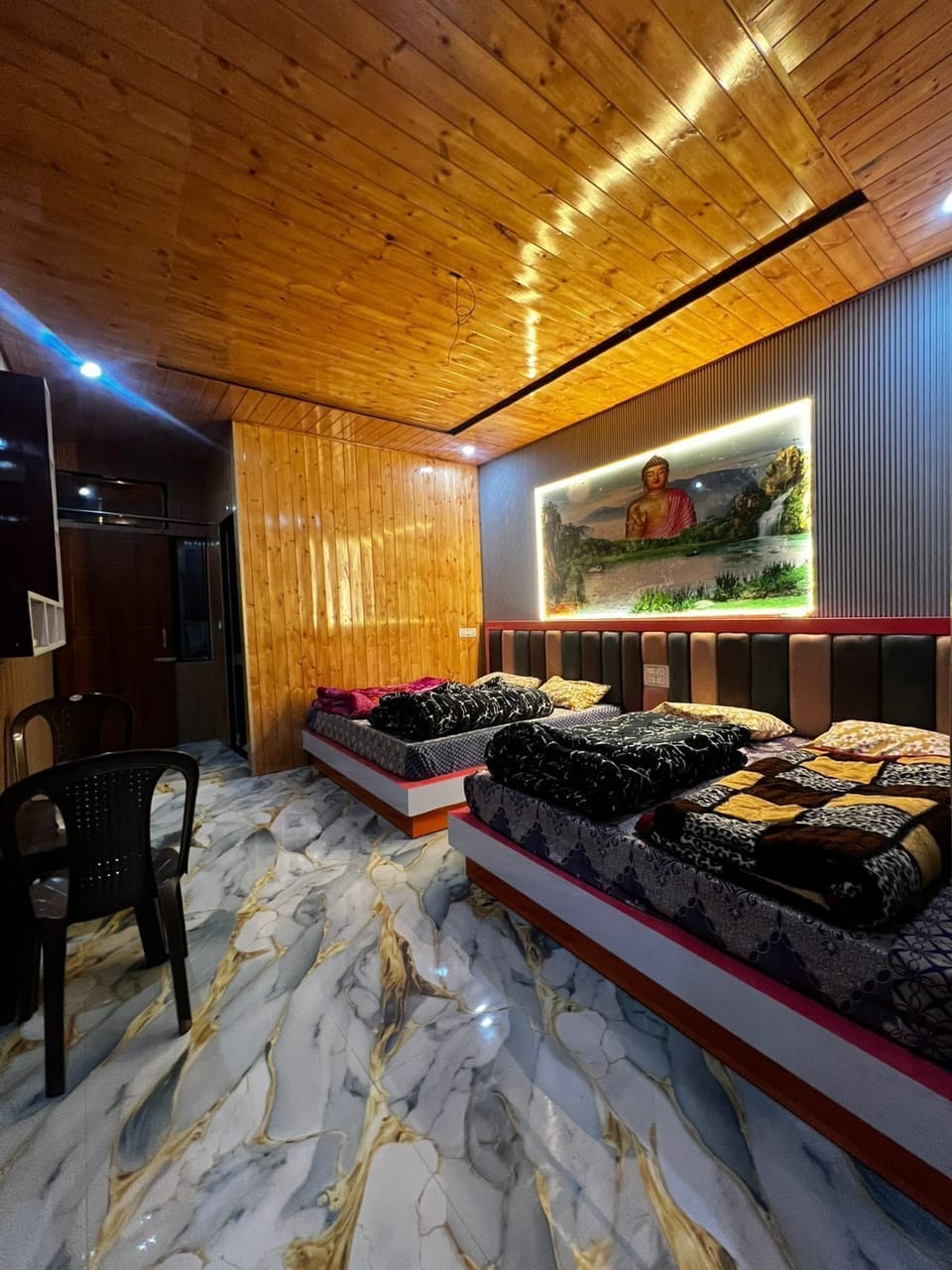 Family Room | Desk, laptop workspace, soundproofing, free WiFi