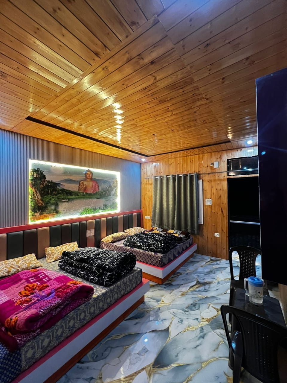 Family Room | Desk, laptop workspace, soundproofing, free WiFi