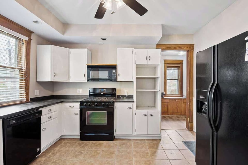 Full Kitchen with amenities such as coffee, Keurig, ice machine, etc.