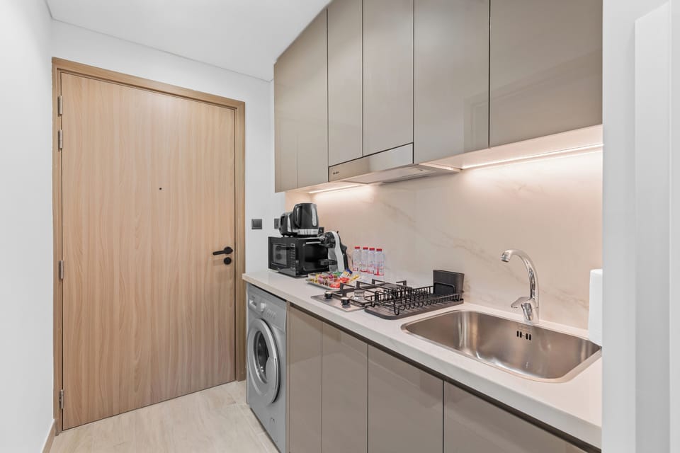 Comfort Studio, Balcony, City View | Private kitchen | Fridge, microwave, stovetop, cookware/dishes/utensils