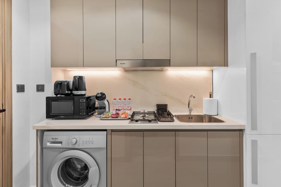 Comfort Studio, Balcony, City View | Private kitchen | Fridge, microwave, stovetop, cookware/dishes/utensils