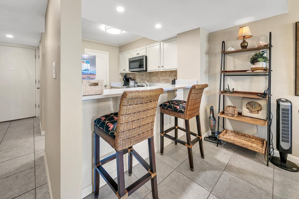 Eat-in bar seating