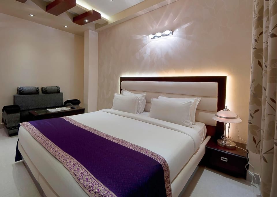 Deluxe Room, Non Smoking | Minibar, in-room safe, desk, rollaway beds