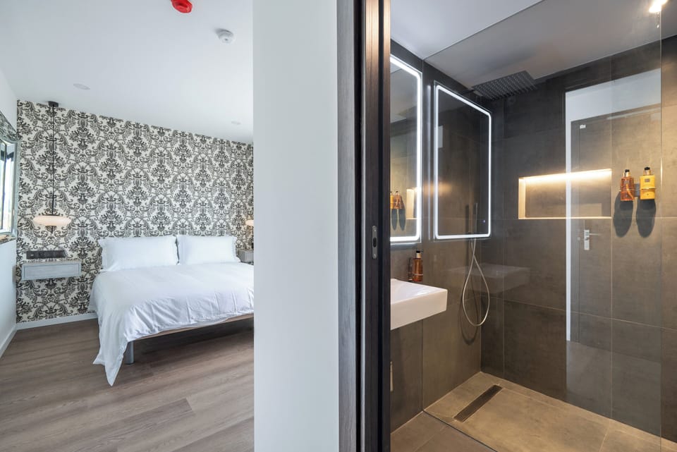 Premium bedding, in-room safe, blackout drapes, soundproofing