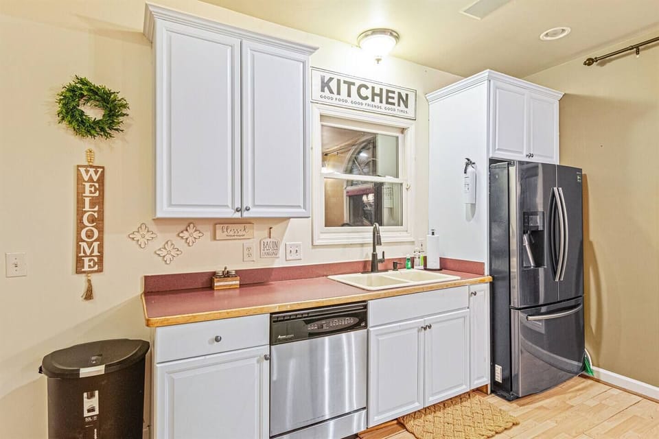 Charming Kitchen: Cook delightful meals in a bright space featuring modern appliances and homey decor!