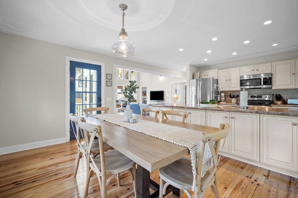 Open kitchen/dining