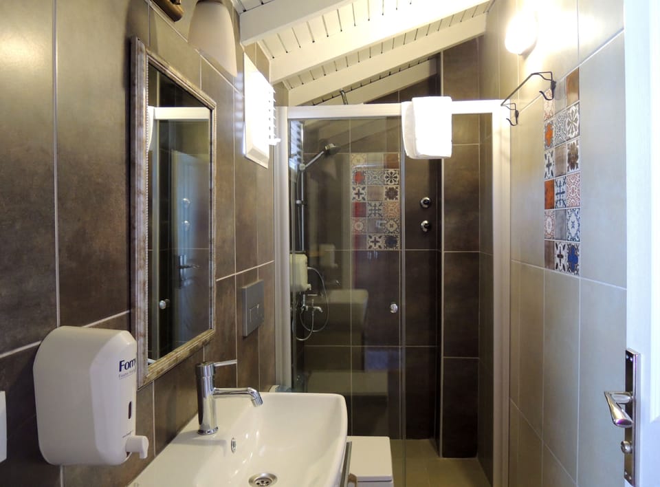 Panoramic Room, Jetted Tub, City View | Bathroom | Shower, rainfall showerhead, free toiletries, hair dryer