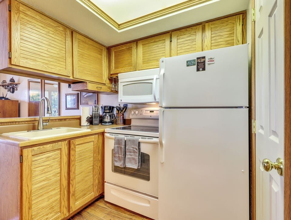 Kitchen Kitchen Microwave, Range, Stove, Sink, Refrigerator, Cabinetry, Pantry