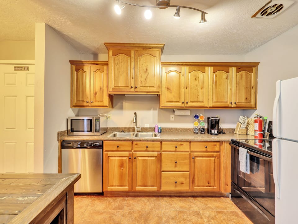 Kitchen Kitchen Cabinetry, Stainless Steel Sink & Faucet, Microwave, Dishwasher, Keurig Coffee Maker, Knife Block, Stove, Refrigerator