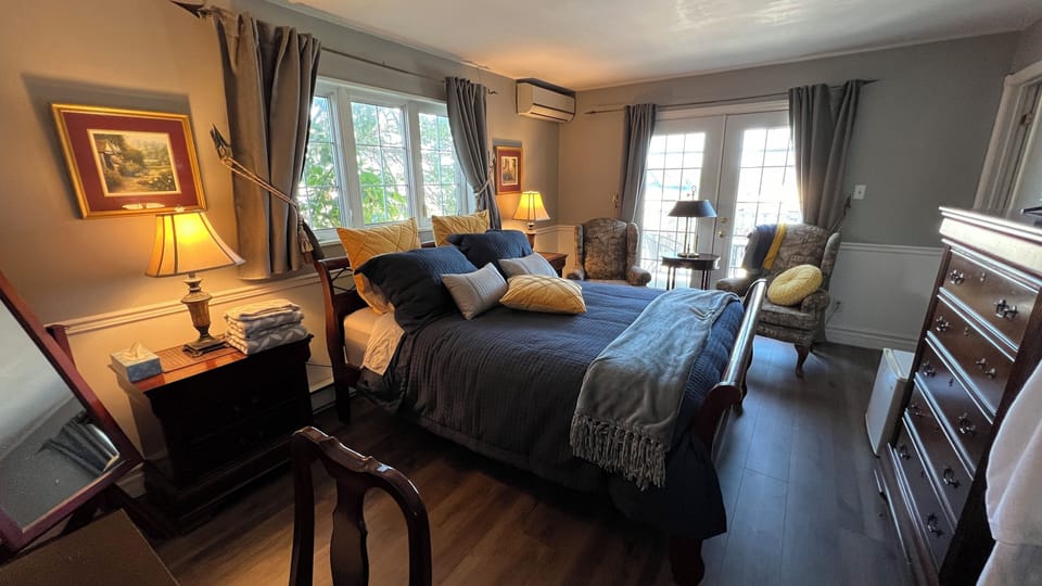 Classic Room, 1 Queen Bed, Private Bathroom | 1 bedroom, premium bedding, individually decorated, desk