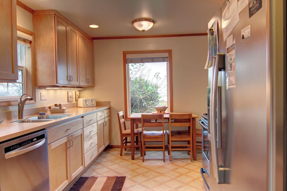 Aldoren's Wind 'n Tide Kitchen and Dining Area - Aldoren's Wind 'n Tide kitchen and dining area.