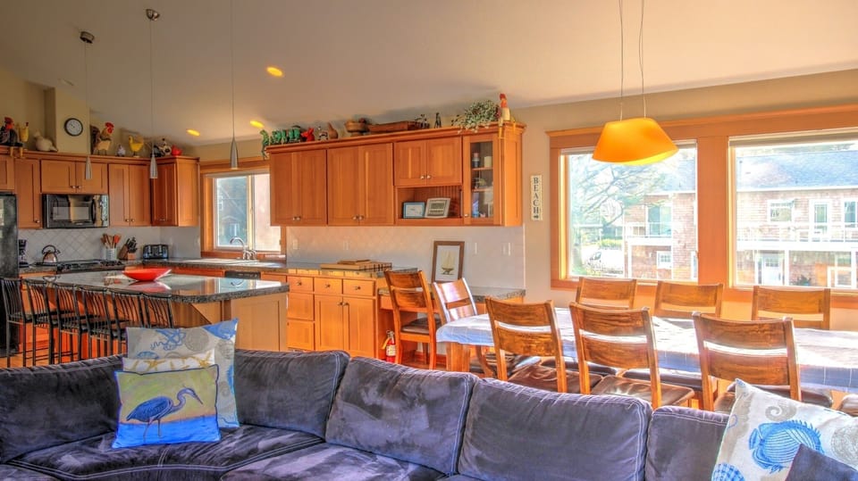 Oceanhouse Dining and Island Seating - Dining and island seating.