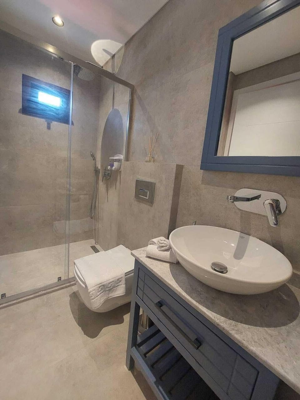 Standard Room, Courtyard View | Bathroom | Shower, hair dryer, towels, soap