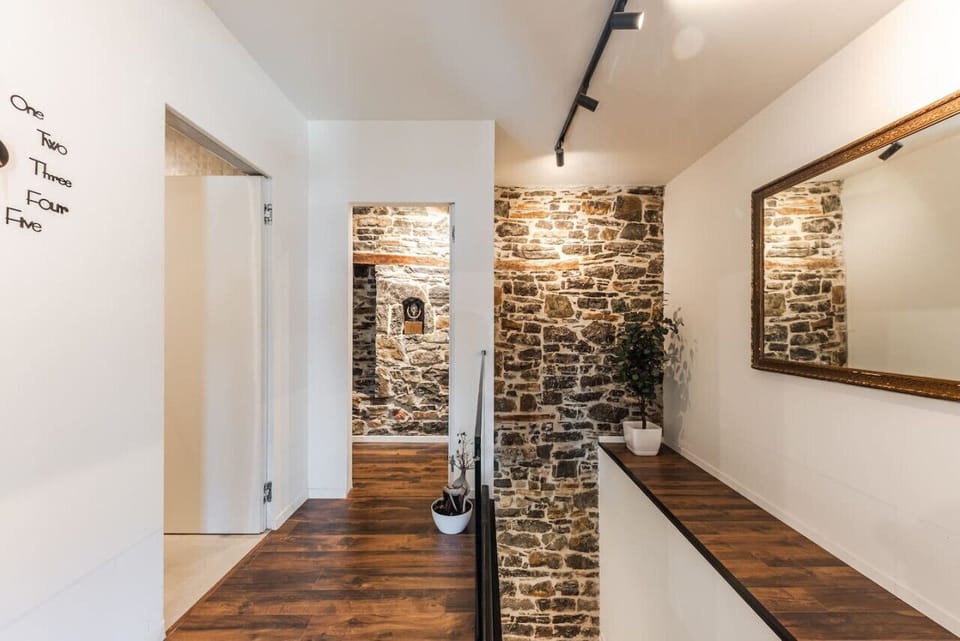 Hallway (First floor)