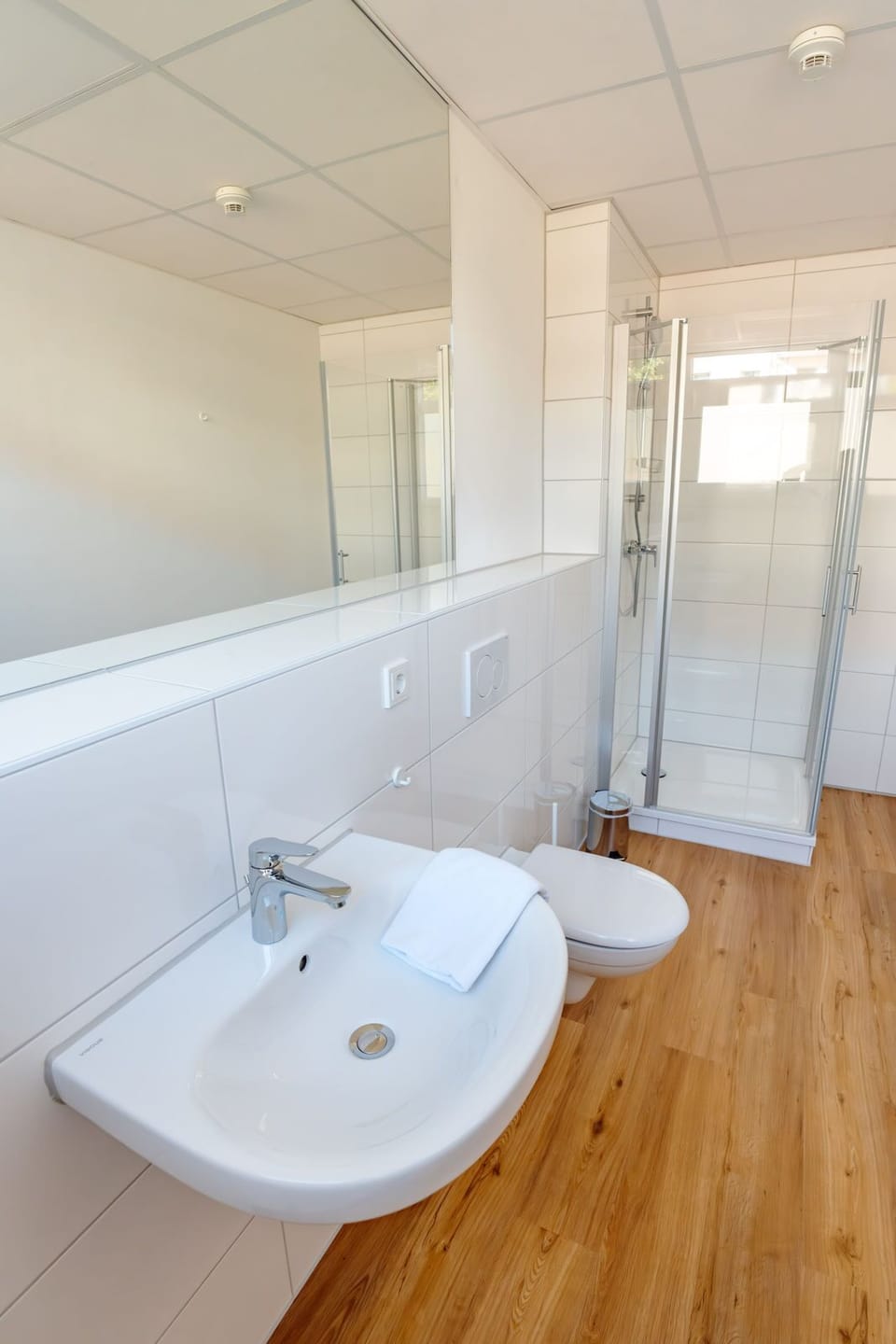 Classic-Doppelzimmer mit Bad | Bathroom | Shower, hair dryer, towels