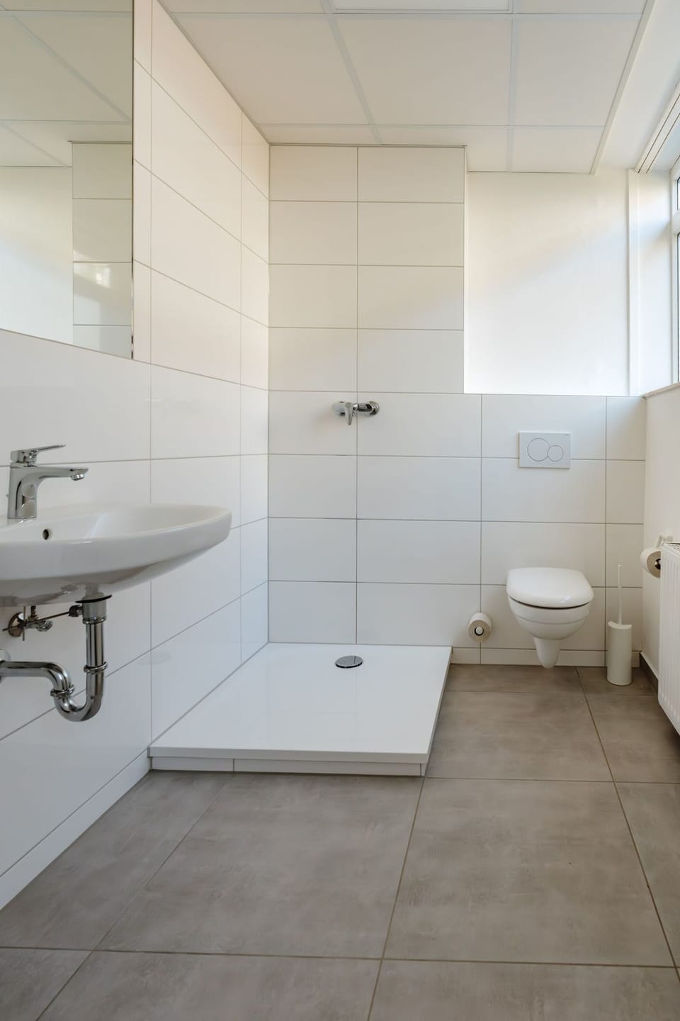 Classic-Doppelzimmer mit Bad, Stadtblick | Bathroom | Shower, hair dryer, towels