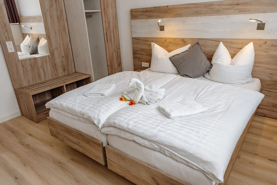 Comfort-Doppelzimmer mit Bad, Gartenblick | Premium bedding, blackout drapes, iron/ironing board, travel crib