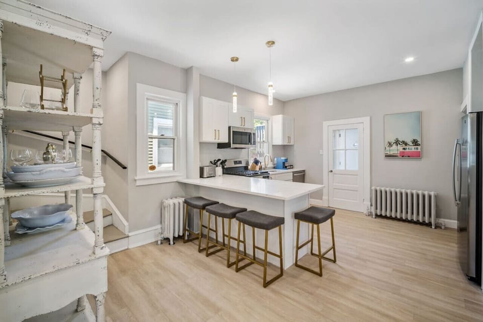 Wraparound Countertop w Seating