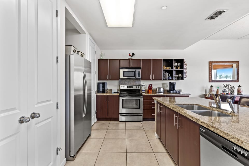 Fully equipped kitchen area!