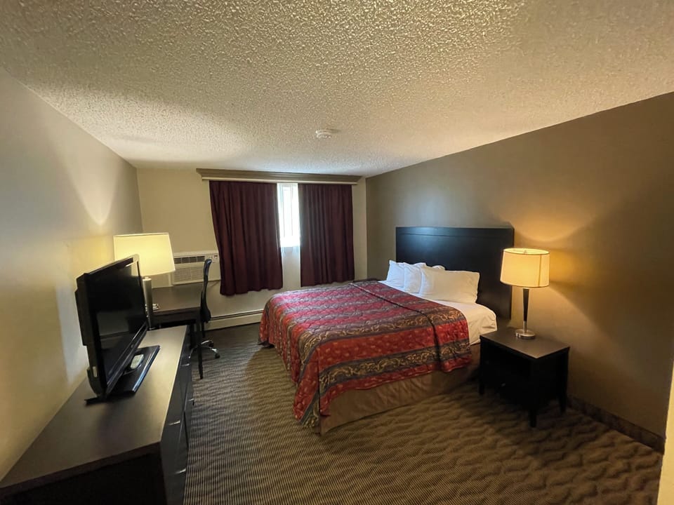 Deluxe Room | Desk, laptop workspace, iron/ironing board, WiFi (free)