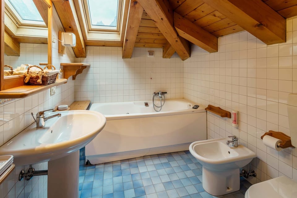 Superior Quadruple Room, 1 Bedroom | Bathroom | Shower, bidet, towels, soap