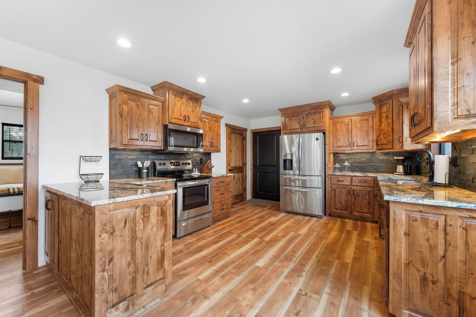 fully stocked and updated kitchen