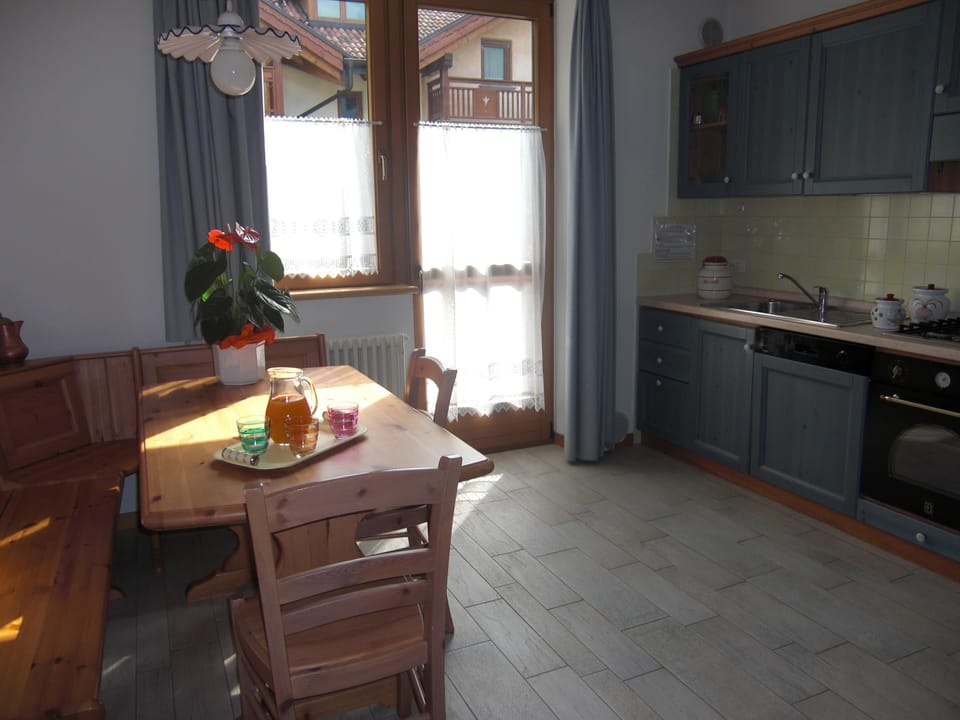 Apartment, 1 Bedroom, Mountain View, Mountainside | In-room dining