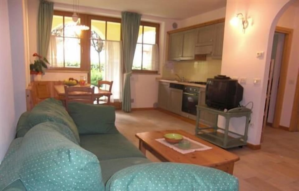 Apartment, 2 Bedrooms, Mountain View, Mountainside | Living room | 32-inch flat-screen TV with satellite channels, TV