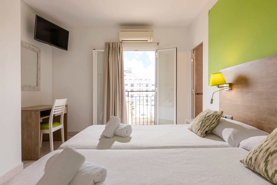 Triple con balcón | In-room safe, desk, blackout drapes, WiFi (free)