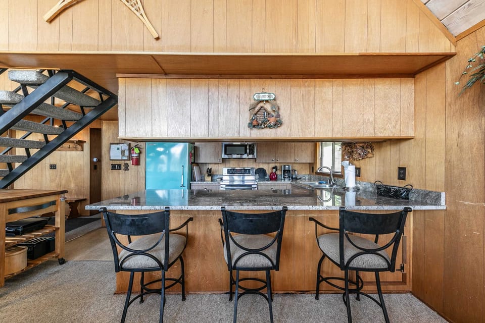 Kitchen: Kitchen bar w/3 barstools, fully equipped kitchen