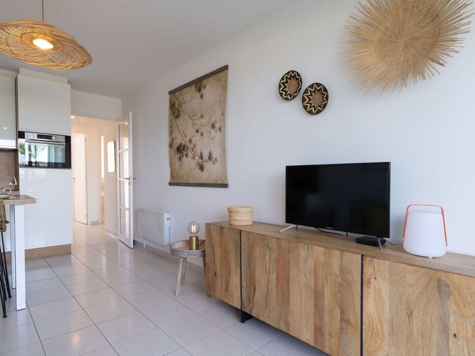 Property, Picture Frame, Wood, Building, Lighting, Interior Design, Architecture, Floor, Living Room, Flooring