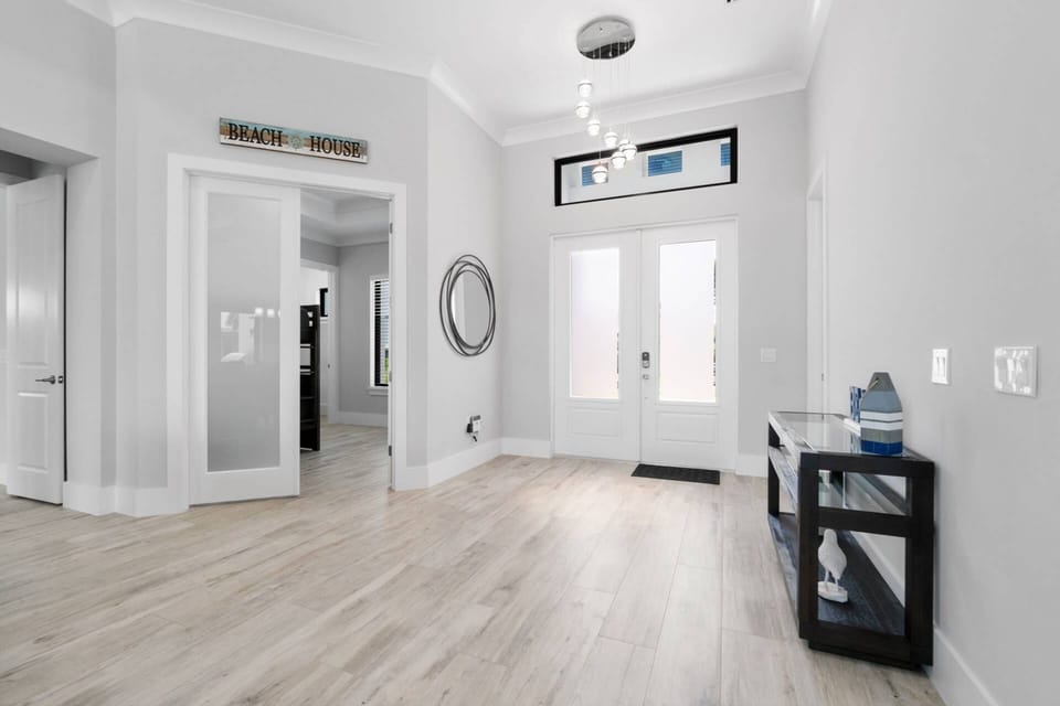 Upon entering the double front doors, you'll feel all your worries and cares float away on a Gulf Breeze.