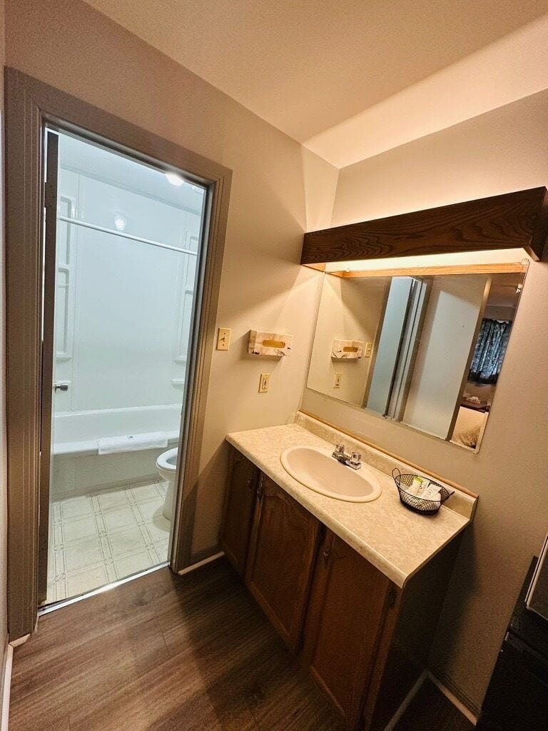 Room, 1 Queen Bed, Non Smoking | Bathroom | Free toiletries, hair dryer, towels