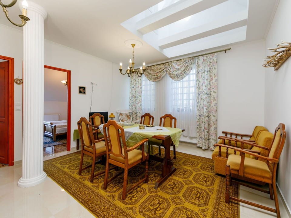 Table, Furniture, Decoration, Building, Chair, Wood, Living Room, Architecture, Couch, Interior Design