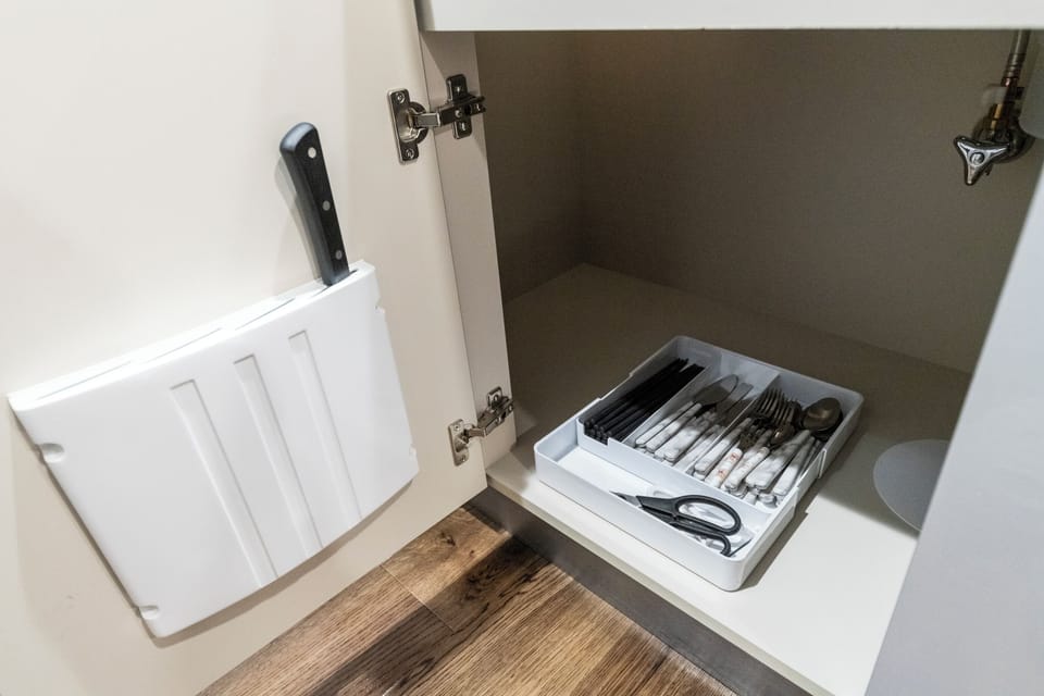 Basic Apartment | Private kitchen | Electric kettle, toaster