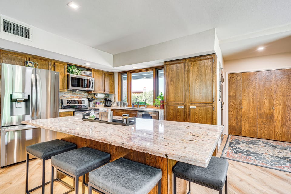 Fully Equipped Kitchen | Breakfast Bar | Air Fryer